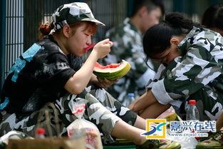 吃瓜军训女生,青春活力与军旅风采的完美融合