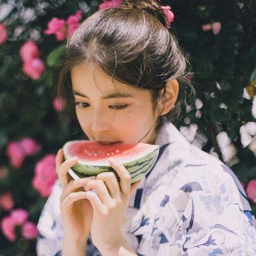 女孩吃瓜吵架,女孩吃瓜引发的口水大战