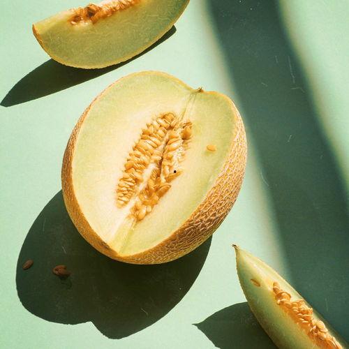 苹狗吃哈密瓜,夏日甜蜜时光